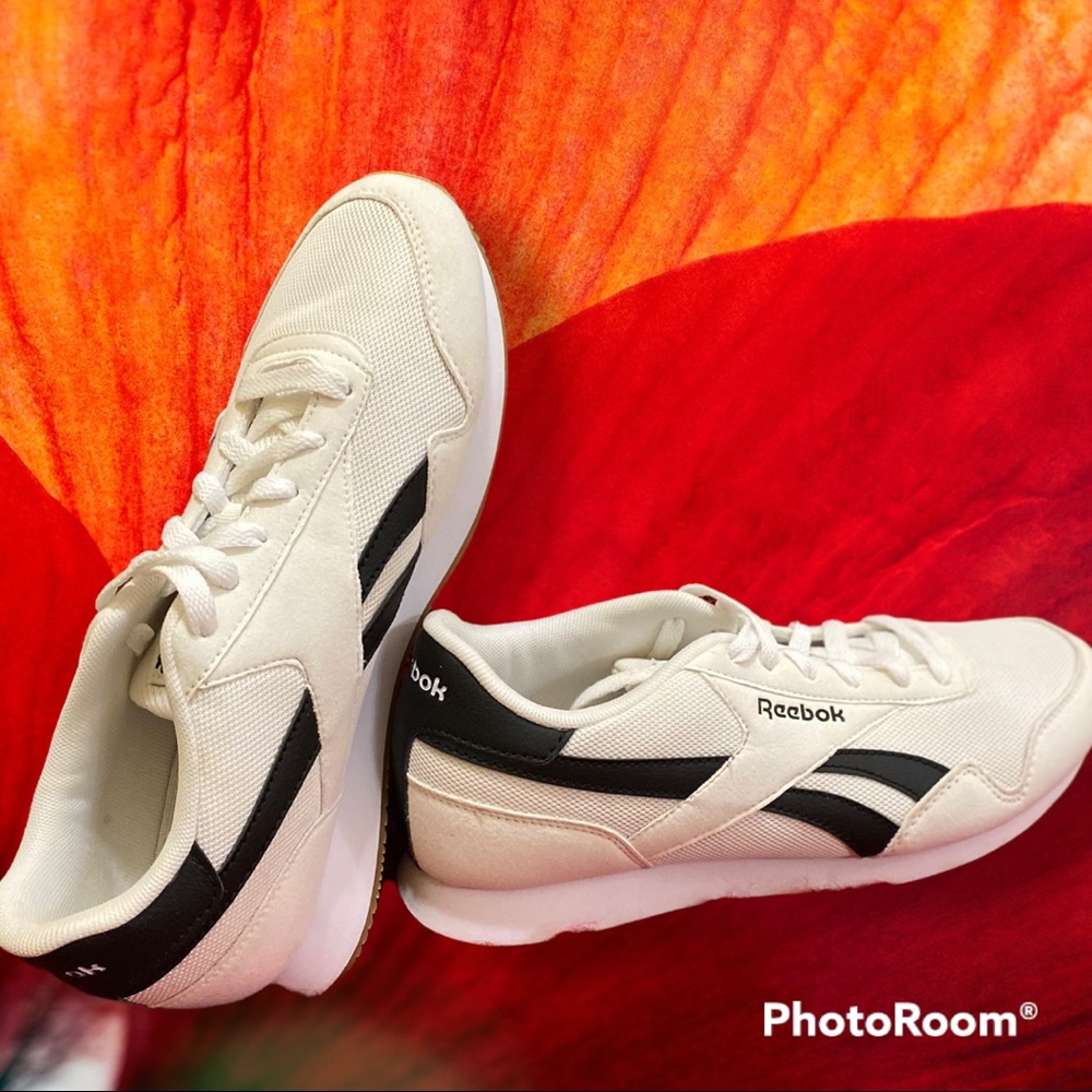 REEBOK White/black women’s walking shoe, Size 8